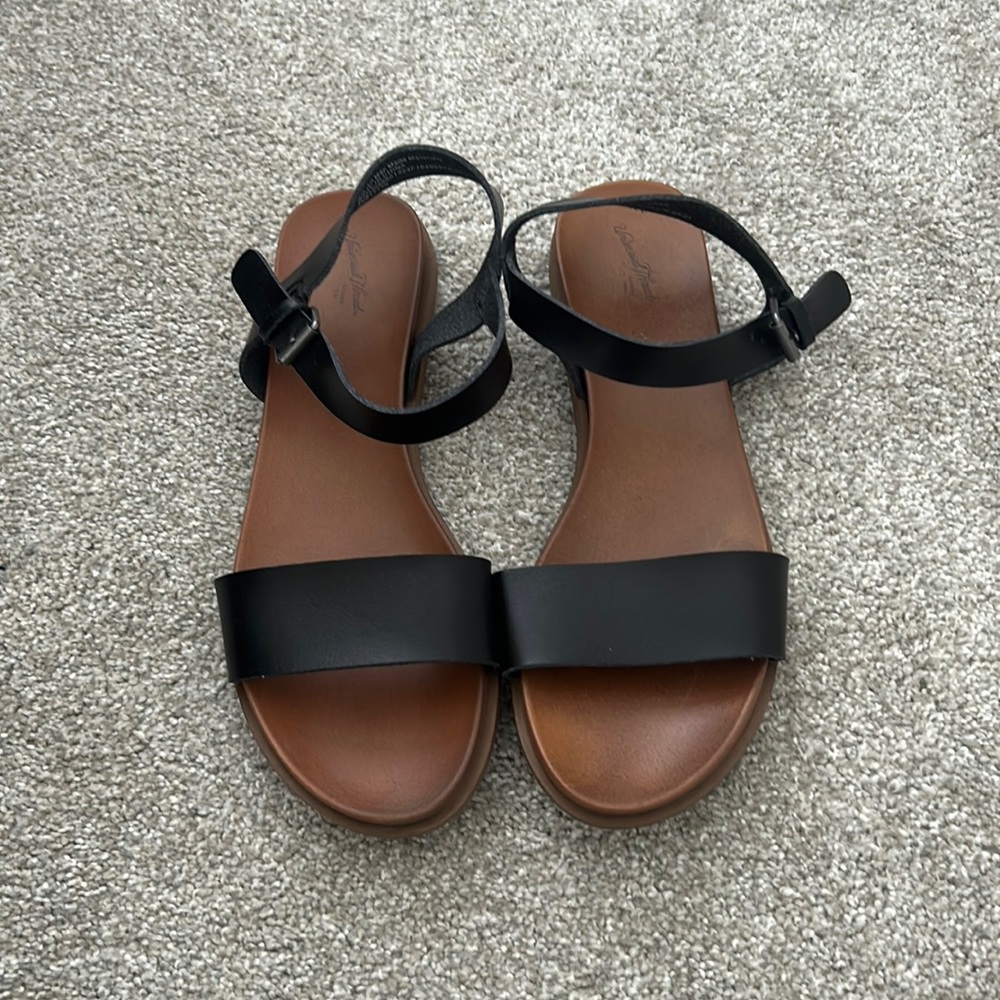 Universal Thread Sandals